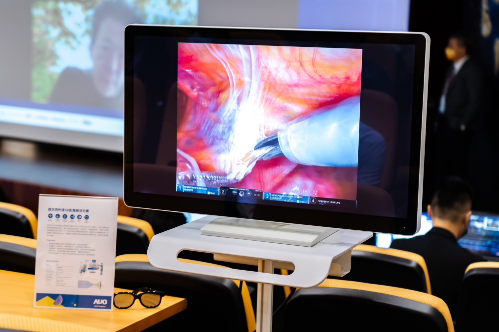 達擎於「國際大腸直腸外科論壇」中，成功導入達文西外接3D影像解決方案。透過達擎即時影像處理技術轉換為成1080p的高解析度畫質，將3D擬真畫面即時呈現於32吋4K 3D醫療顯示器