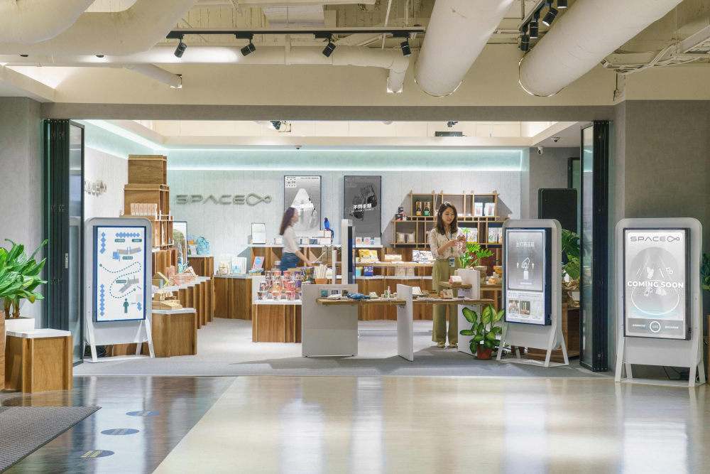 友達打造永續選物商店，展示社企及社創商品，結合創利空間所開發的智慧零售系統，整合多元產品資訊，讓無人商店扮演公益行動的推手